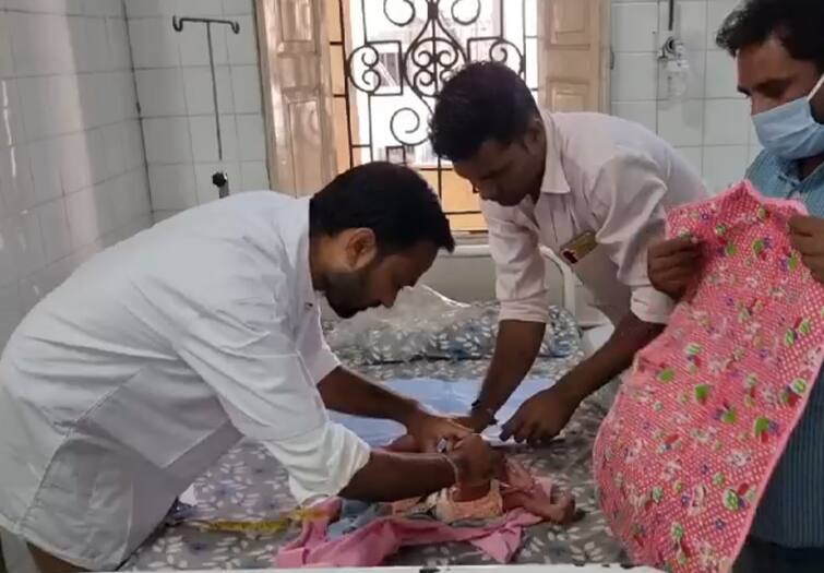 A newborn baby girl was found in a garbage bin at Vidyanagar Anand: નવરાત્રિના પર્વે જ નિષ્ઠુર માતાએ બાળકીને જન્મ આપી ત્યજી દીધી, હોસ્પિટલના  મહિલા કર્મચારીઓએ  આપ્યું 