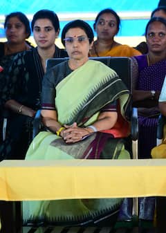 ఫోటోలు: ఒక్క దాన్నే వెళ్తే గుండెలు పిండేసినట్టుంది - ‘నిజం గెలవాలి’లో భువనేశ్వరి