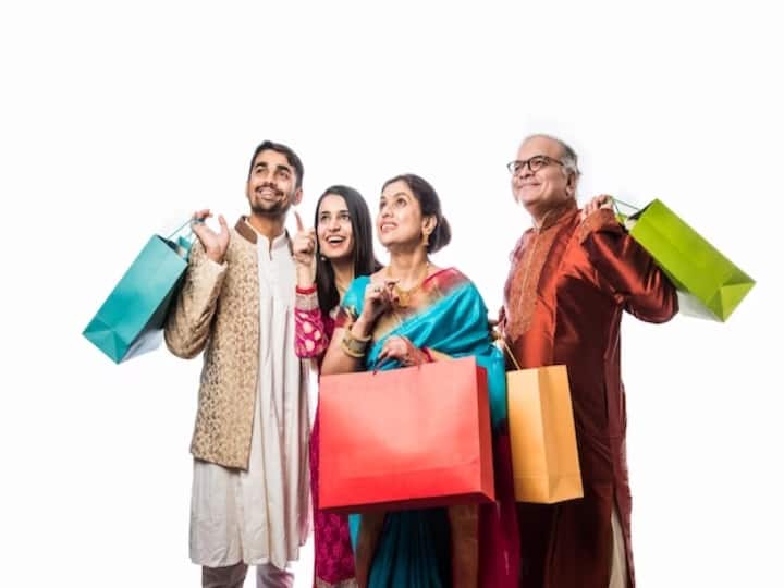 Financial Tips: भारत में फेस्टिव सीजन की शुरुआत हो चुकी है. त्योहार के करीब आते ही लोग जमकर शॉपिंग करते हैं. कई बार यह इतना ज्यादा हो जाती है कि यह बजट से बाहर हो जाती है.