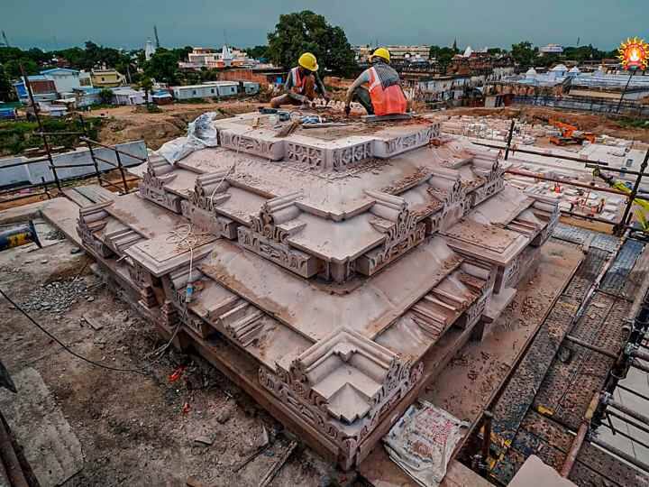 रामलला की प्राण प्रतिष्ठा कार्यक्रम के लिए श्रीराम जन्मभूमि तीर्थ क्षेत्र ट्रस्ट ने पीएम मोदी को निमंत्रण पत्र भी भेजा. प्रधानमंत्री के अलावा इस कार्यक्रम में करीब 6500 गणमान्य लोग शामिल होंगे.