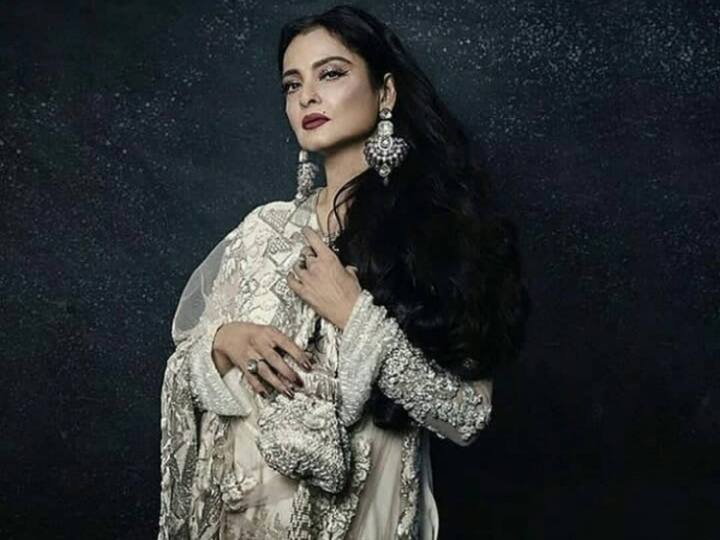 Rekha Life Kissa: एक्ट्रेस रेखा की लाइफ कई चौंका देने वाले किस्सों से भरी हुई है. ऐसे में आज हम आपको उनकी जिंदगी का वो पहलू बता रहे हैं. जब एक्ट्रेस की सास ने उन्हें धक्के मारकर निकाल दिया था.