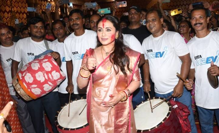 পরিবার-পরিজনদের পাশাপাশি ঢাকিদের সঙ্গেও আলাপ জমাতে দেখা যায় রানিকে। ঢাকে যেমন যেমন কাঠি পড়তে থাকে, তেমন তেমন কাঁসি বাজান রানি।