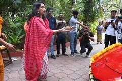 Photos: નવી Lamborghini લઈને મંદિરમાં પૂજા કરાવવા પહોંચી શ્રદ્ધા કપૂર, કારને કરી અગરબત્તી