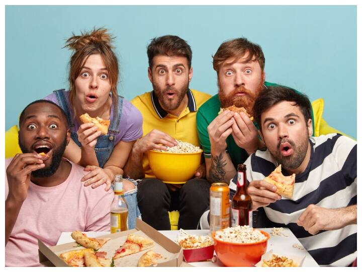 क्या आप जानते हैं कि जल्दबाजी में खाना खाने से कई तरह की सेहत संबंधी समस्याएं हो सकती हैं? जी हां, जल्दी-जल्दी खाने से पाचन तंत्र प्रभावित होकर पेट संबंधी बीमारियां हो सकती हैं. आइए जानते हैं कि जल्दबाज़ी में खाने से किन बीमारियों का ख़तरा बढ़ जाता है.