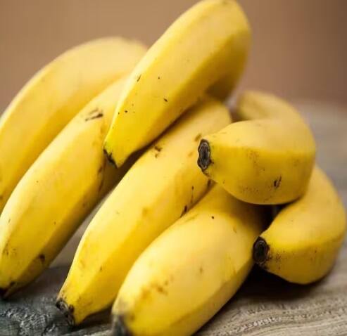 Eating Habits: સારા સ્વાસ્થ્ય માટે સારો આહાર લેવો પણ ખૂબ જ જરૂરી છે. જો તમે સારું ખાશો તો તમારું સ્વાસ્થ્ય પણ સારું રહેશે, પરંતુ અહીં એ વાતનું ધ્યાન રાખવું ખૂબ જ જરૂરી છે કે તમે ખોટી રીતે ખોરાક લઇ રહ્યાં છો તો તેના પોષણનો લાભ નથી મળતો. વ્યસ્ત જીવનશૈલીના કારણે લોકો આ દિવસોમાં યોગ્ય રીતે ખોરાક નથી લેતા, જેના કારણે તેમના સ્વાસ્થ્યને નુકસાન વેઠવું પડે છે. તો એવા કેટલાક 5 ફૂડ્સ વિશે જણાવવા જઈ રહ્યા છીએ, જેને તમે તમારા રોજિંદા જીવનમાં ખોટી રીતે ખાઓ છો અને જેની અસર તમારા શરીર પર પડે છે.