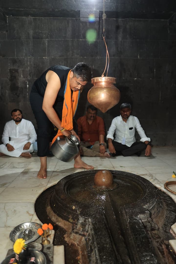 आमदार रोहित पवारांची युवा संघर्ष यात्रा ही 800 किलोमीटरची असणार आहे. त्यात रोज दिवसाला 17 ते 18 किलोमीटरचा प्रवास असेल.