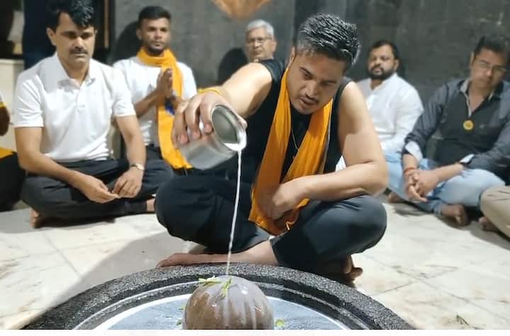 पहिला टप्पा 11 किलोमीटरचा असेल. हा टप्पा पूर्ण झाला की, कोरोगावला थांबा असेल. त्यानंतर संध्याकाळी शेवटचा सात किलोमीटरचा टप्पा पार करणार आहेत. प्रत्येक दिवसाची यात्रा ही दोन टप्प्यात असणार आहे.