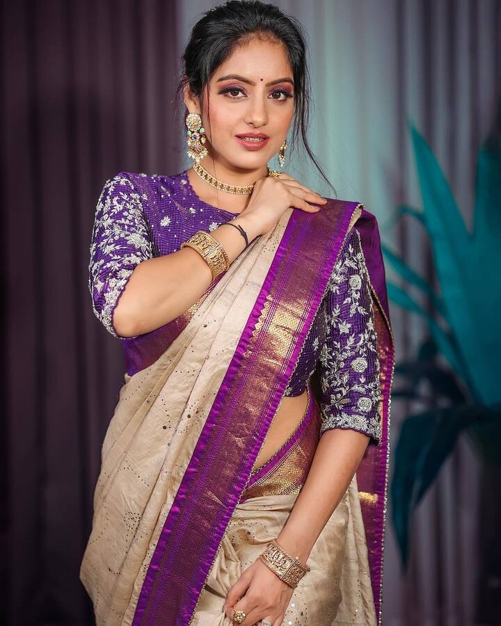 દીપિકા સિંહે 2011માં 'દીયા ઔર બાતી હમ'થી એક્ટિંગમાં ડેબ્યૂ કર્યું હતું. આ શોમાં સંધ્યાના પાત્રથી તે પોપ્યુલર થઈ હતી. સૂરજ રાઠી ઉર્ફે અનસ રાશિદ સાથેની તેની કેમેસ્ટ્રીને ખૂબ પસંદ કરવામાં આવી હતી.