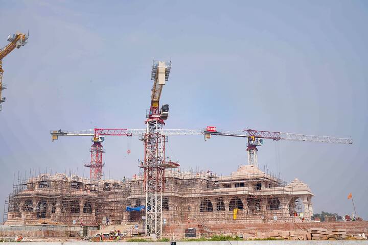 श्री राम जन्मभूमि तीर्थ क्षेत्र ट्रस्ट के पदाधिकारियों के साथ अपनी मुलाकात की तस्वीर को शेयर करते हुए प्रधानमंत्री मोदी ने एक्स पर पोस्ट कर कहा, जय सियाराम! आज का दिन बहुत भावनाओं से भरा हुआ है.