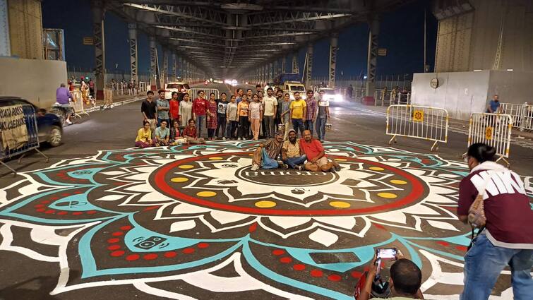 In A First Croma Unveils Spectacular Alpona on The Iconic and Heritage Howrah Bridge to celebrate Durga Pujo এই প্রথমবার দুর্গাপুজো উপলক্ষে প্রবাদপ্রতিম এবং ঐতিহ্যপূর্ণ হাওড়া ব্রিজে অত্যাশ্চর্য আলপনা উন্মোচন করল ক্রোমা !