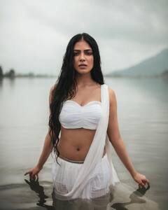 Malavika Mohanan Photos : குளத்தில் வெள்ளை தாமரையாய் மலர்ந்திருக்கும் நடிகை மாளவிகா மோகனன்!