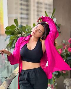 Shama Sikander Photo: શમા સિકંદરની કામુક અદાએ ફરી ફેન્સને કર્યા ઘાયલ