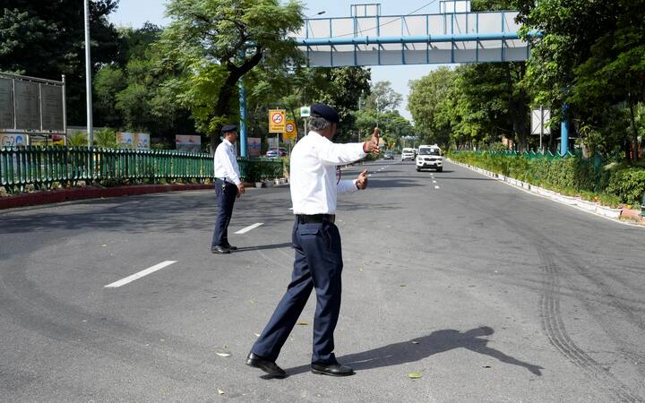 ऐसे में कुछ लोगों को तुरंत मैसेज आ जाता है तो कुछ लोगों को पता नहीं चलता है कि उनका चालान कट गया है.
