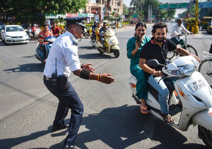 सड़क पर गाड़ी चलाने के कुछ नियम भी होते हैं, जब लोग अपनी कार या बाइक से निकलते हैं तो नियम तोड़ने पर चालान कट जाता है.