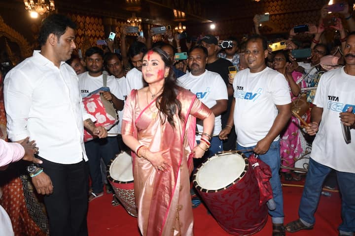 रानी ने इस दौरान मां दुर्गा की भक्ति में लीन नजर आई. उन्होंने विजयदशमी पर डांस कर इसका जश्न मनाया.