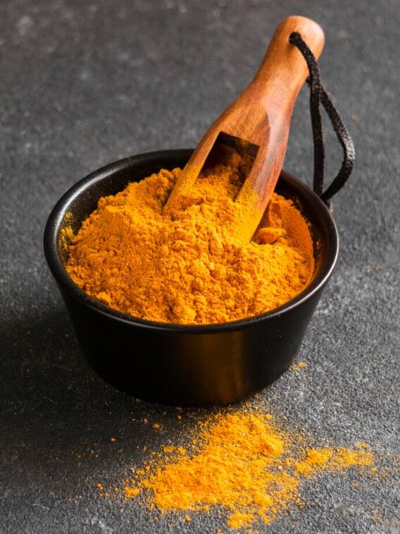 इन लोगों को नहीं करना चाहिए हल्दी का अधिक सेवन