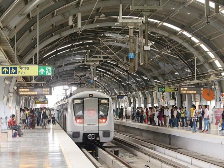 Delhi Metro: आज से दिल्ली मेट्रो ट्रेन लगा रही एक्स्ट्रा 40 फेरे, भीड़ से मिलेगी निजात, बढ़ते प्रदूषण की वजह से फैसला Delhi Metro train running extra 40 trips From today due to increasing air pollution Delhi Metro: आज से दिल्ली मेट्रो ट्रेन लगा रही एक्स्ट्रा 40 फेरे, भीड़ से मिलेगी निजात, बढ़ते प्रदूषण की वजह से फैसला