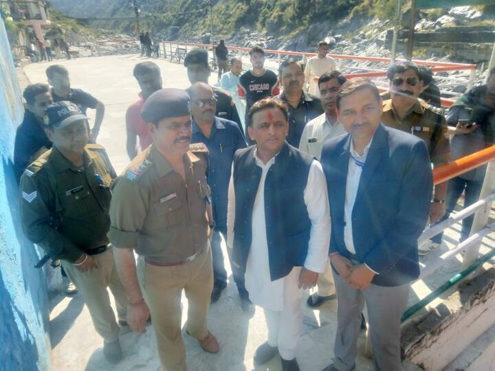 यहां भागीरथी और अलकनंदा के संगम स्थल पर अखिलेश यादव ने गंगा दर्शन व पूजन किया.