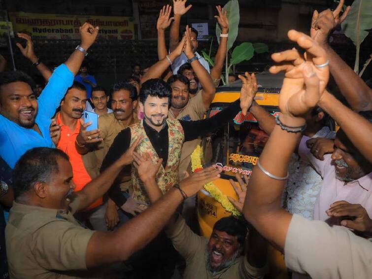 legend saravanan celebrating Vijayadashami with auto workers Legend Saravanan: புது கெட் அப்பில் ஆயுத பூஜை கொண்டாடிய 