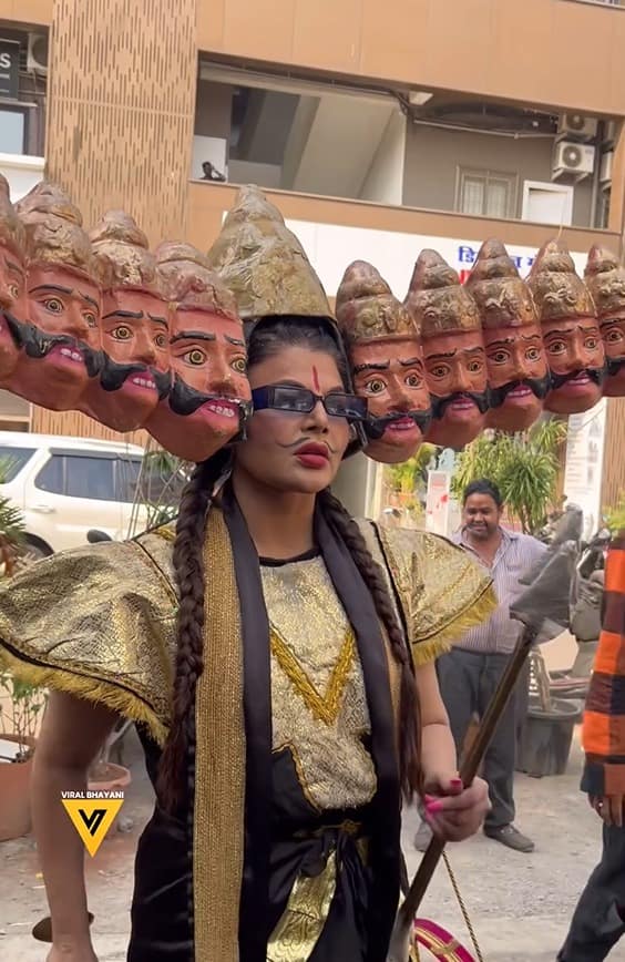 धनुष्य, गदा आणि दहा तोंडे या तिच्या लूकने सर्वांचं लक्ष वेधून घेतलं. तर दुसरीकडे नेटकरी म्हणाले,