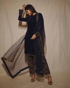 బ్లూ కలర్ డ్రస్ లో - మతి పోగొడుతున్న కల్యాణి ప్రియదర్శన్!