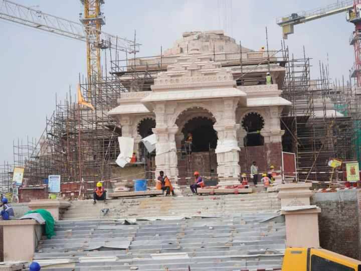 पीएम मोदी के अलावा कार्यक्रम में राष्ट्रीय स्वयंसेवक संघ के संचालक मोहन भागवत और उत्तर प्रदेश के मुख्यमंत्री योगी आदित्यनाथ जी भी उपस्थित रहेंगे.