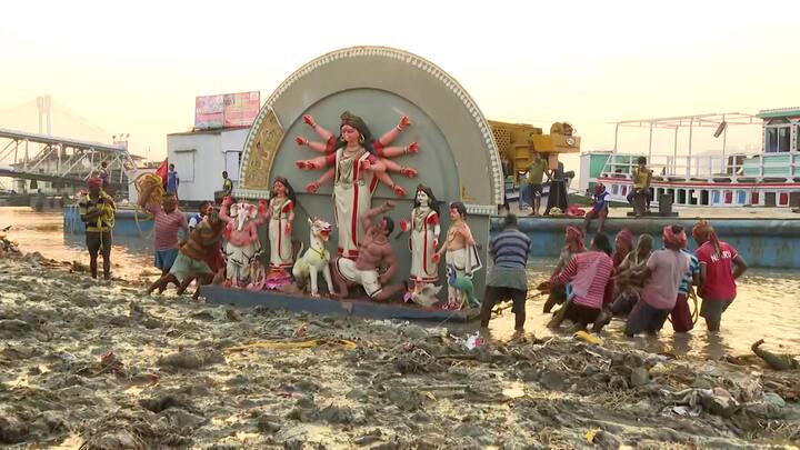 ঘাট পরিষ্কার পরিচ্ছন্ন রাখতে তৎপরতার সঙ্গে কাজ করছেন কলকাতা পুরসভার সাফাই কর্মীরা।