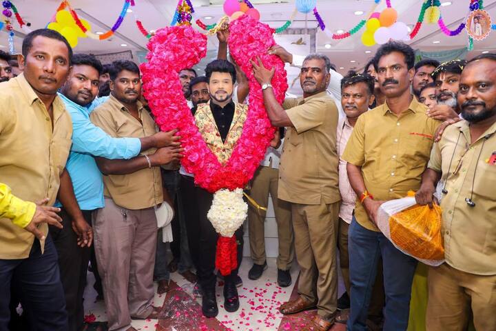 லெஜண்ட் சரவணனுக்கு மாலை அணிவித்து மரியாதை செலுத்திய தொழிலாளர்கள்