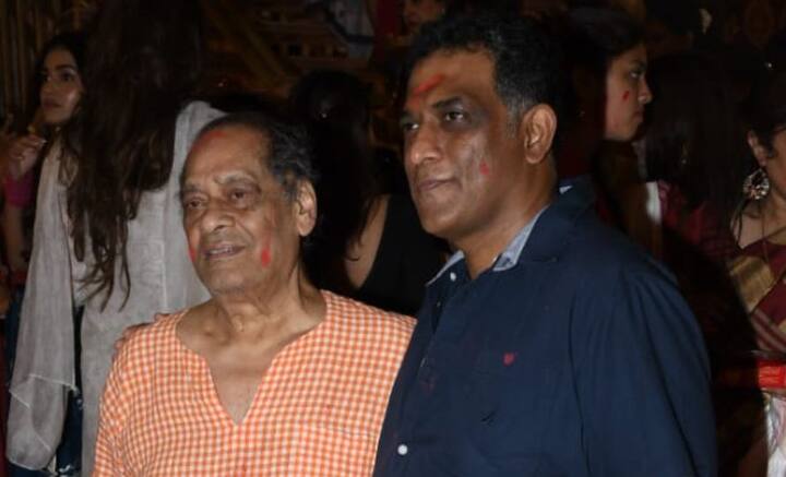 কাঁসি বাজানোই নয় শুধু, নাচও বাদ দেননি রানি। তাঁকে দেখে বাড়তি উৎসাহ পান ঢাকিরাও। তাতেই দশমীর রাতে জমে যায় মুখোপাধ্যায়দের বিজয়া দশমী।