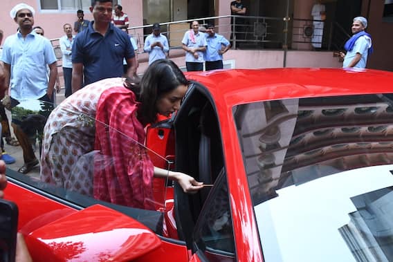 नई चमचमाती Lamborghini लेकर मंदिर पूजा करने पहुंचीं श्रद्धा कपूर, कार को भी दिखाई अगरबत्ती