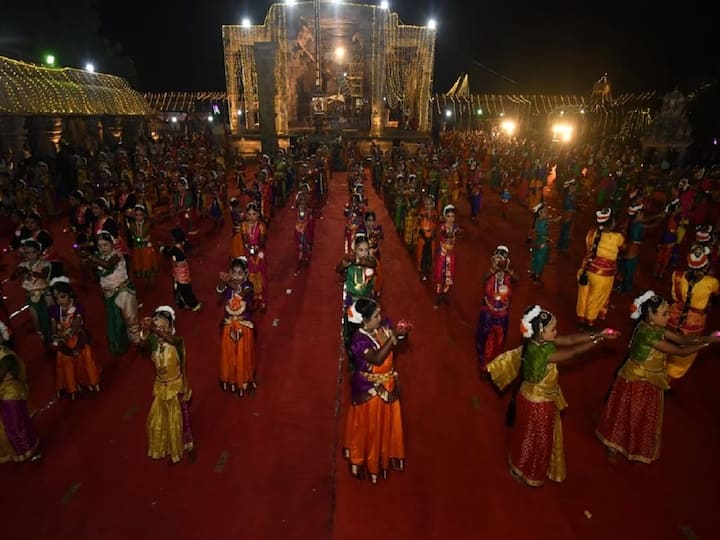 Thanjavur big temple 1038 Bharatnatyam artists participated in a grand dance performance at the Rajaraja Cholan Sataya Vizha TNN ராஜராஜ சோழன் சதயவிழாவில் 1038 பரதநாட்டிய கலைஞர்கள் பங்கேற்ற பிரமாண்ட நாட்டிய நிகழ்ச்சி