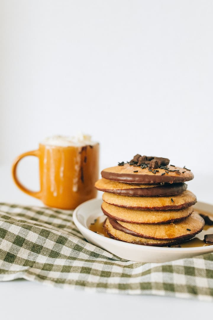 சுவையான பிரெட் Pancake ரெடி. சாக்லெட் சிரப் சேர்த்து சாப்பிடலாம்.
