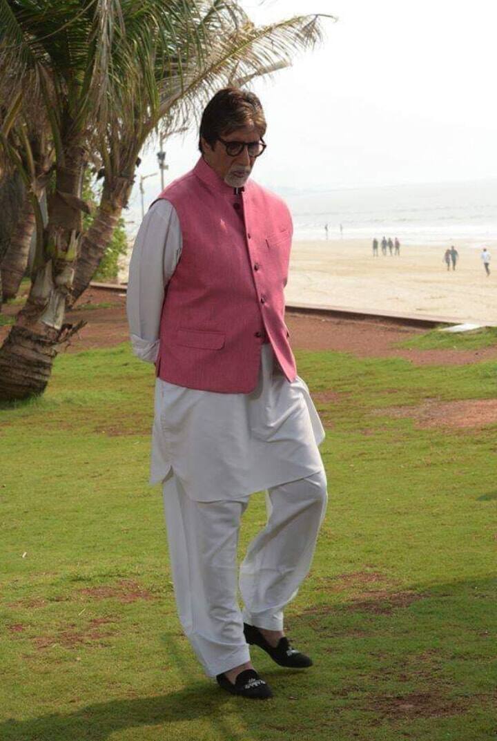 अमिताभ बच्चन पिछले कई सालों से बॉलीवुड पर राज कर रहे हैं. जिनकी एक्टिंग और स्टाइल पर करोड़ों लोग फिदा है. इन दिनों एक्टर टीवी के मोस्ट पॉपुलर रिएलिटी क्विज शो ‘कौन बनेगा करोड़पति’ को होस्ट कर रहे हैं. ये शो अमिताभ के दिल के बहुत करीब हैं. जिसमें वो अक्सर अपनी लाइफ के अनसुने पहलू दर्शकों के सामने रखते हैं. ऐसे ही एक बार बिग बी ने इस शो में ये खुलासा किया था कि वो अपने तकिए के नीचे जूता रखकर सोते थे. चलिए जानते हैं क्यों......