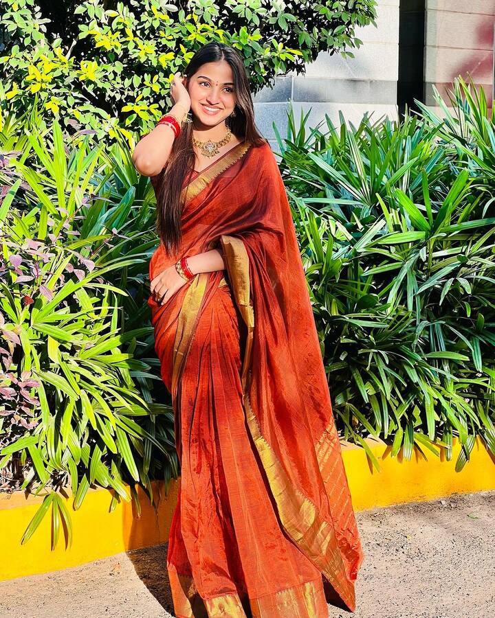 అటు సీరియల్స్ లోనూ నటించి మెప్పించింది. Photo Credit: Pranavi Manukonda/Instagram