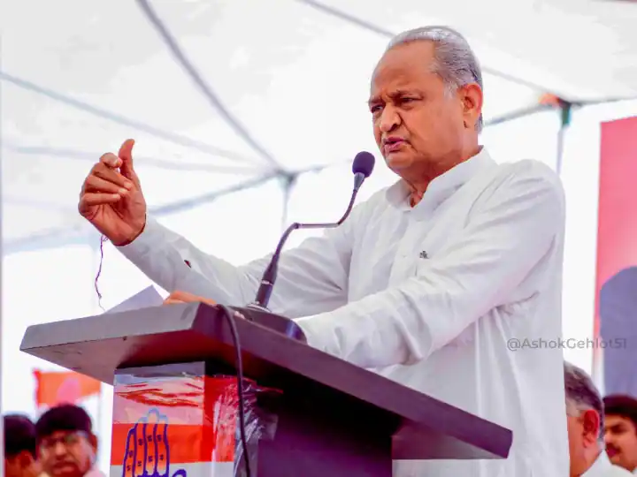 Rajasthan Elections 2023: Ashok Gehlot announces rs 500 gas cylinder for over 1 crore families Rajasthan Election 2023: सीएम गहलोत का एलान- '500 रुपए में सिलेंडर, परिवार की महिला मुखिया को हर साल 10 हजार रुपए'