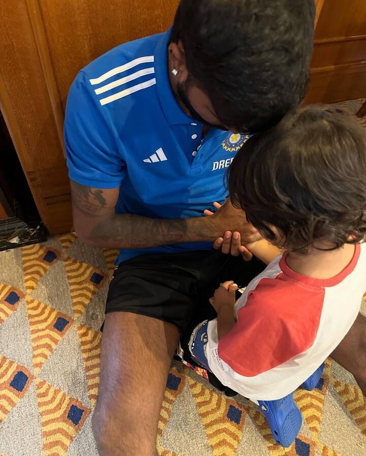 ’அன்பை மட்டும் அல்லி வீசும் வீடு..’ மகன் அகஸ்தியா உடன் ஹார்திக்.