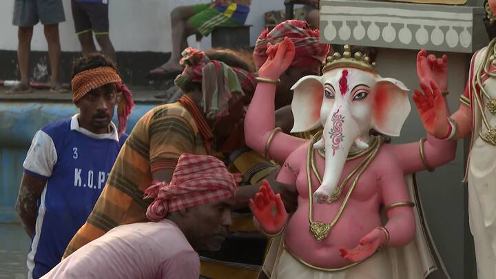 আবার একটা বছরের অপেক্ষা। শহর কলকাতার ঘাটগুলিতে দিনভর চলল প্রতিমা নিরঞ্জনের পালা।