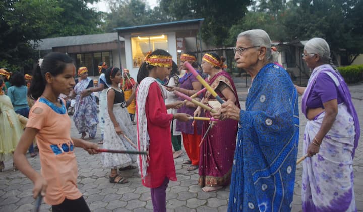 आजी आजोबांसोबत दांडियाच्या तालावर दिव्यांग मुले थिरकली आहेत.