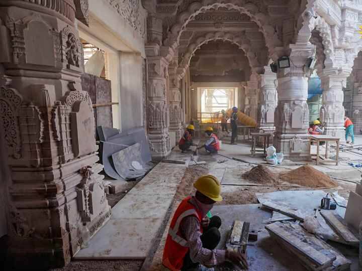 न्यूज एजेंसी एएनआई के मुताबिक श्री राम जन्मभूमि ट्रस्ट के महासचिव चंपत राय ने बुधवार (25 अक्टूबर) को पीएम मोदी से मुलाकात की और उत्तर प्रदेश के अयोध्या में राम मंदिर के गर्भगृह में भगवान राम की मूर्ति की स्थापना की तारीख 22 जनवरी, 2024 के लिए उन्हें निमंत्रण दिया.