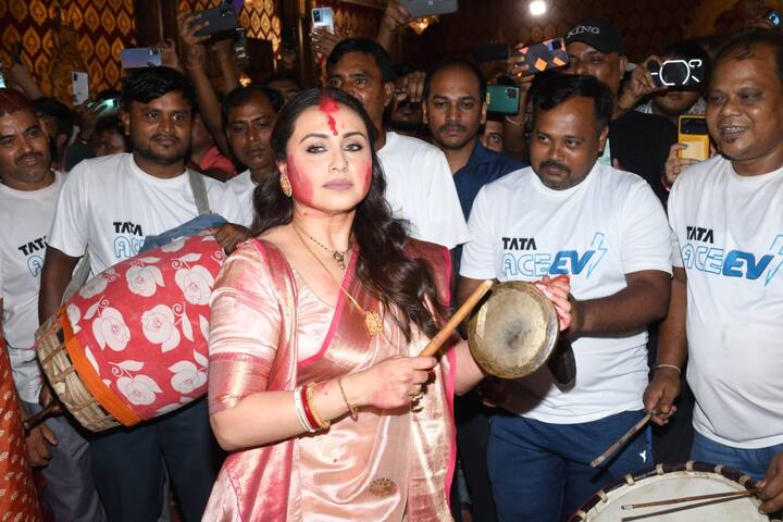 दुर्गा पूजा के पावन अवसर पर रानी मुखर्जी ने जमकर इसका जश्न मनाया. इस दौरान वे बंगाली गैट्अप में सिंदूर खेलती नजर आईं.