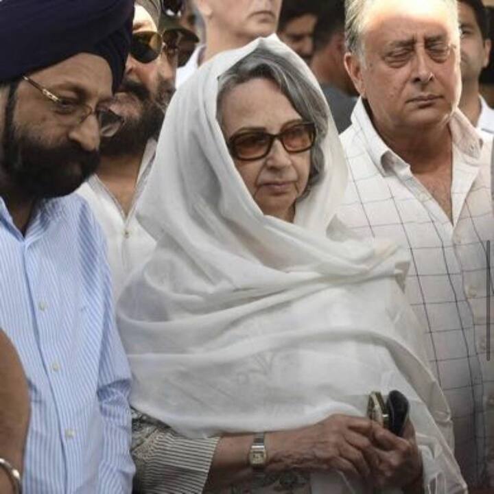 इस दौरान शर्मिला टैगोर भी बिशन सिंह बेदी को अंतिम विदाई देने पहुंची.