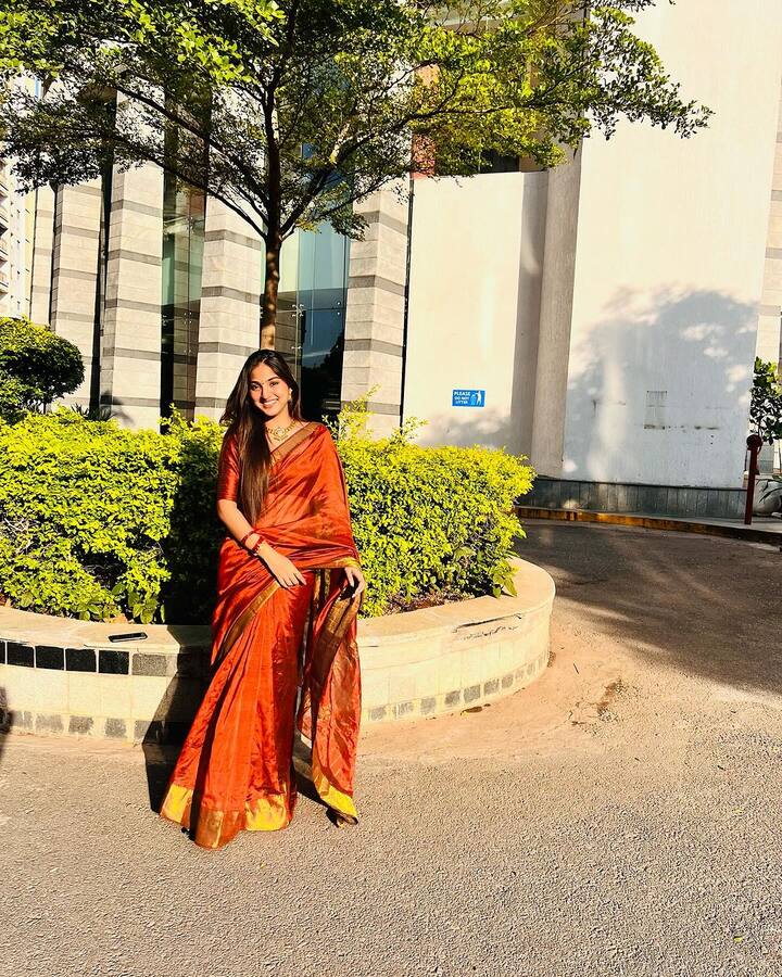 తాజాగా ఈ ముద్దుగుమ్మ పోస్టు చేసిన చీర ఫోటోలు నెట్టింట్లో తెగ వైరల్ అవుతున్నాయి. Photo Credit: Pranavi Manukonda/Instagram