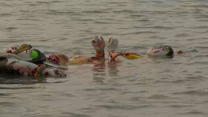 ঘর শূন্য করে ছেলেমেয়ে নিয়ে কৈলাসে পাড়ি দিয়েছেন উমা। আলো ঝলমলে উৎসবের রং হঠাৎ ফিকে। একাদশীতেও ঘাটে ঘাটে চলছে বিসর্জন।