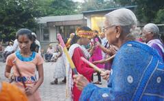 Pune news : आजी आजोबांसोबत दांडियाच्या तालावर थिरकली दिव्यांग मुले, पाहा फोटो...