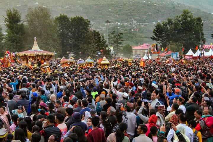 কুলুতে চলেছে আন্তর্জাতিক দশেরা উৎসব। সেখানেই উপচে পড়েছে ভিড়।