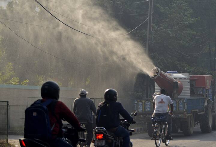 इस एंटी स्मॉग गन से हवा में मौजूद धूल के कणों को नीचे लाया जाता है. जिससे हवा में मौजूद जहर में थोड़ी कमी होती है.