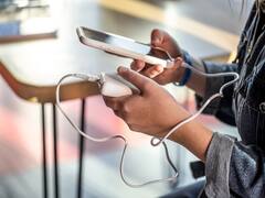 क्या आपको मालूम है...चार्जर का रंग सफेद से क्यों हो जाता है पीला? यहां जानिए जवाब