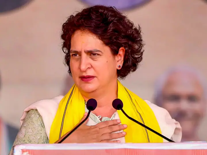 Priyanka Gandhi in Jhunjhunu Rajasthan to address an election rally targeted central government Rajasthan Elections 2023 Rajasthan Elections 2023: केंद्र पर भड़कीं प्रियंका गांधी, कहा- 'यह सरकार सिर्फ गिने-चुने उद्योगपतियों के लिए चल रही है'