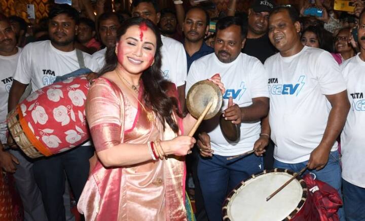 এবারের পুজোও আগাগোড়া জমজমাট ছিল। কাজল-রানিরা তো ছিলেনই। পালা করে মণ্ডপে পৌঁছন ক্যাটরিনা কাইফ, কিয়ারা আডবানি, রাজকুমার রাও থেকে তাবড় তারকা।