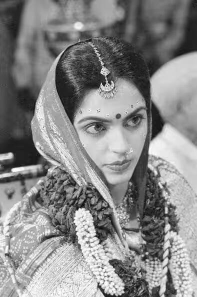 નીતા અંબાણીએ તેમના લગ્નમાં સાડી સાથે મેચિંગ જ્વેલરી પહેરી હતી. મિનિમલ મેકઅપની સાથે નીતાએ કપાળ પર મોટી બિંદી લગાવી હતી. જે તેના લુકમાં ચાર ચાંદ લગાવી રહ્યું છે.